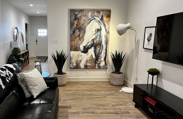 Luxurious King Bed + Hot Tub + Garage - Dreamhouse Abilene Sleeps 10! By G4ther