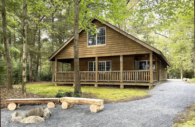 Luxurious Lake View Log Cabin with Firepit in the Poconos