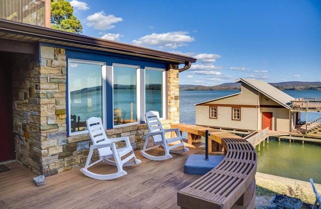 Luxurious Lakefront Paradise in Scottsboro w/Dock