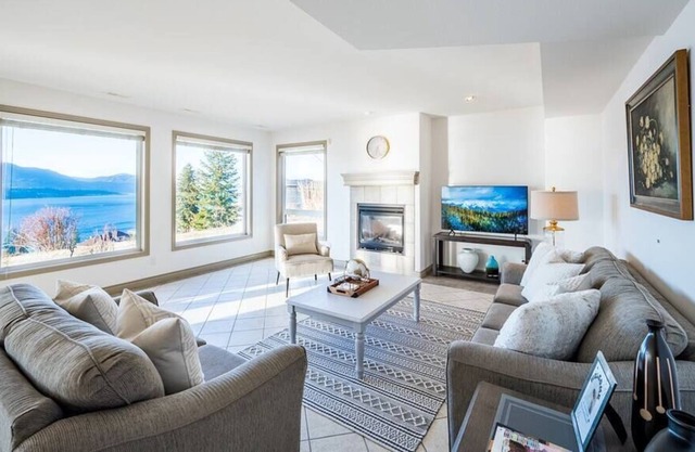 Luxurious Lakeside Living in Kelowna