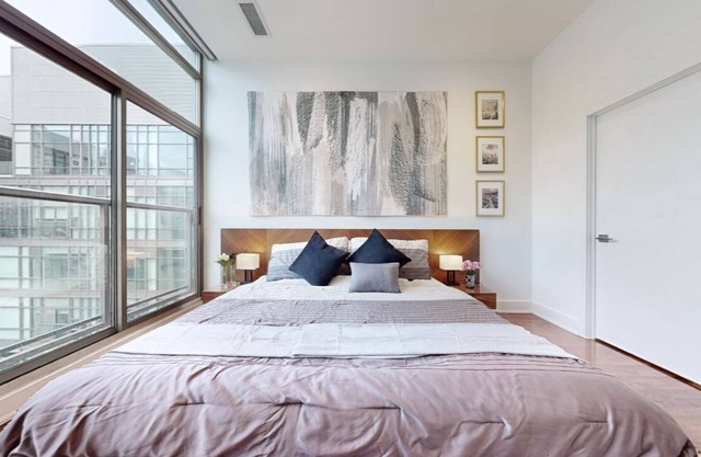 Luxurious, modern and convenient lake shore condo on penthouse floor