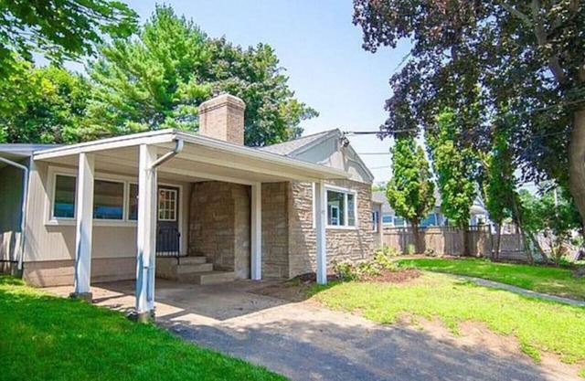 Luxurious-Modern feel w/custom features - AC, short walk to the Beach and parks