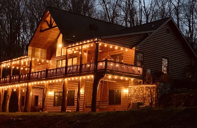 Luxurious Mountain Getaway w/Pool and Sauna! Sleeps 20