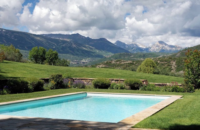 Luxurious Mountain Top Private 5-bedroom estate 15 min from Aspen