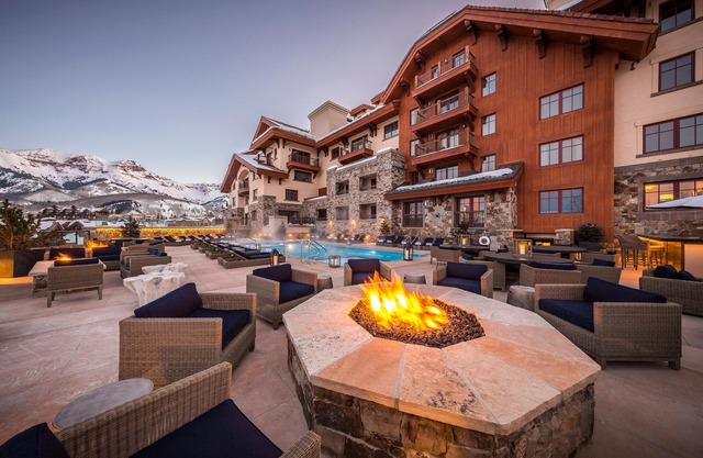 Luxurious Mountain View Suite w/Gas Fireplace, Private Balcony, & Full Kitchen