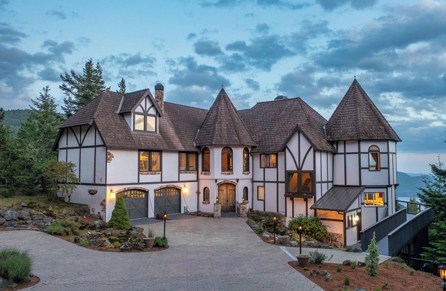 Luxurious Mountaintop Retreat with Stunning Views