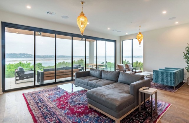 Luxurious new build with gorgeous views of lake Travis & 30 min from Downtown!