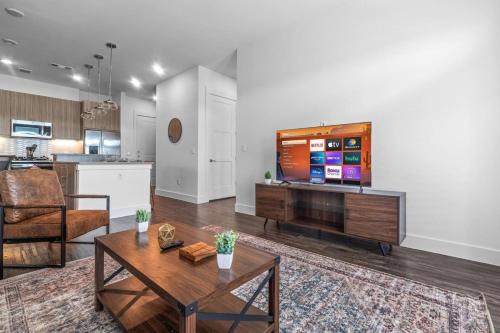 Luxurious New Unit 1Bd1Ba Pool, Golf Sim