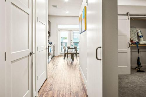 Luxurious New Unit 1Bd1Ba Pool, Golf Sim