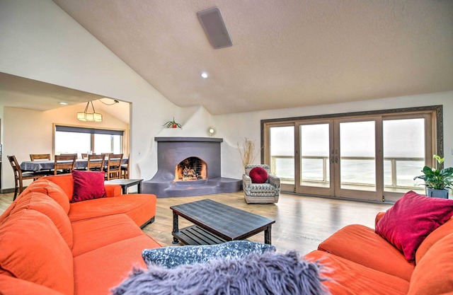 Luxurious Newport Estate w/Spa & Lighthouse Views