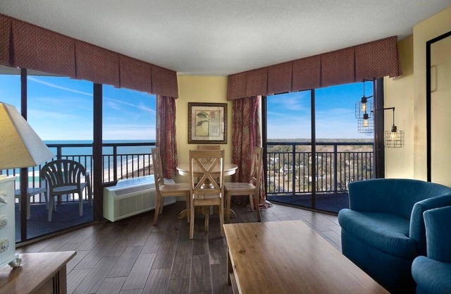 Luxurious Ocean View Ste w/Hot Breakfast 16th Flr