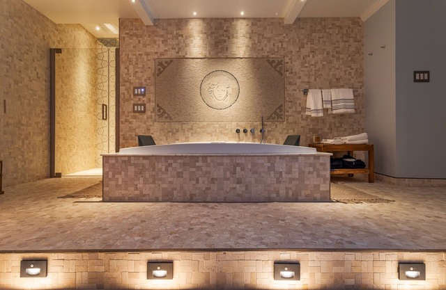 Luxurious Pool & Spa getaway. Prime Location in Boynton Beach!