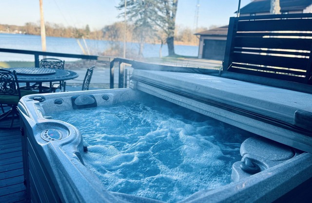 Luxurious private Portage Lakes home lake access 3 bd Oasis Hottub pet friendly!