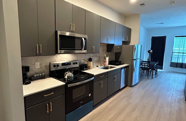 Luxurious QnBd Suite close to restaurants and local hospitals