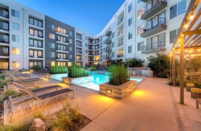 Luxurious Retreat: 1-Bedroom King Suite w/Ameniti
