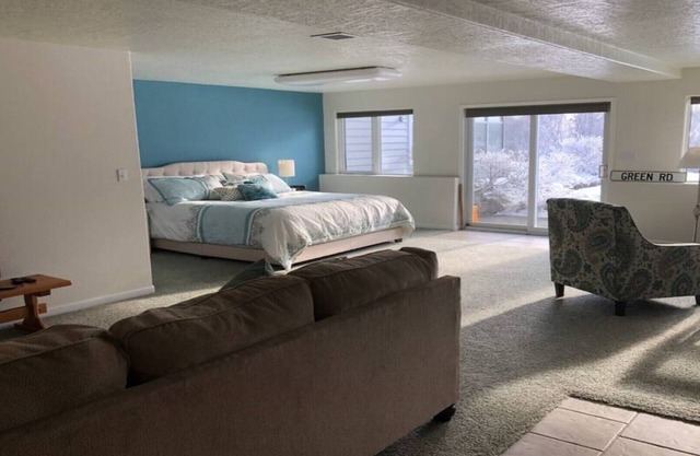 Luxurious Secluded Hillside 1000 sq ft Studio on 5 acres