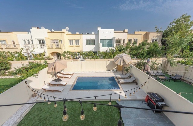 Luxurious Spacious 3-Bedroom Villa with Private Pool at Springs 10