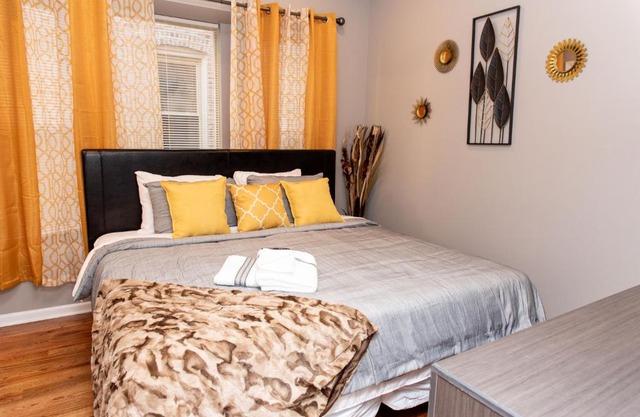 Luxurious Stay at Modern Apartment with Self Check-in Mins Frm Downtown