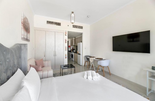 Luxurious - Studio - Damac Hills - Pool & Gym