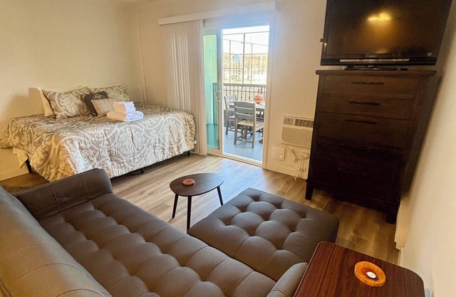 Luxurious Studio In Newport Beach with High Speed Internet and AC + More