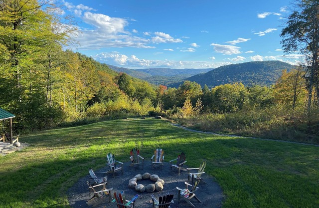 Luxurious, stunning views, private setting, pet friendly, firepit ,EV, WIFI, AC