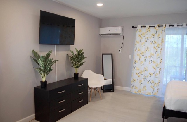 Luxurious Suite on w/Pool in Freeport