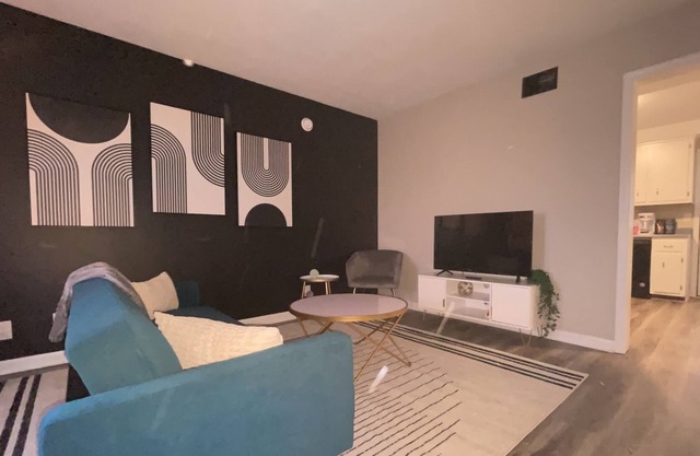 Luxurious Townhome Minutes from Downtown and Fort Campbell