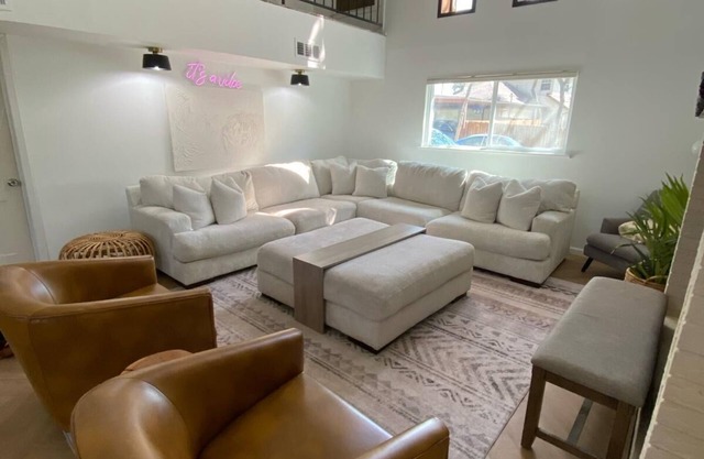 Luxurious & Unique Home on 1 Acre - Near LaCantera