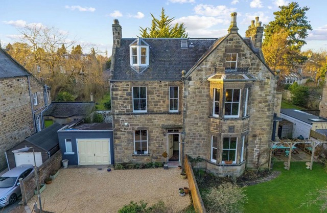 Luxurious Victorian Villa, Eskbank, Near Edinburgh, Sleeps 10. Parking & Garden