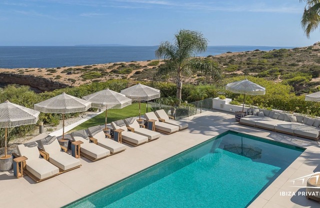 Luxurious Villa with Private Bay, Pool, Terrace, Gorgeous Views
