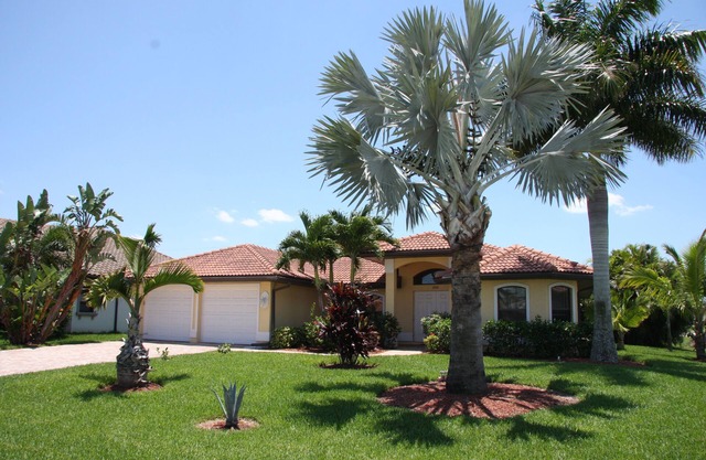Luxurious villa with pool, in the best residential area.
