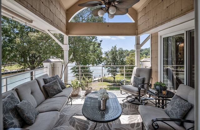 Luxurious Waterfront Penthouse l Fun for Families & Long Stays