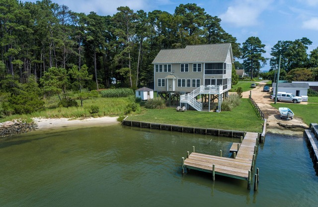 Luxurious Waterfront Paradise with gorgeous water views& private deck 4bd/3bath