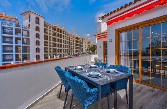 luxuriously renovated 2 bedroom, 2 bathroom, hugh terrace, heated pool and WIFI