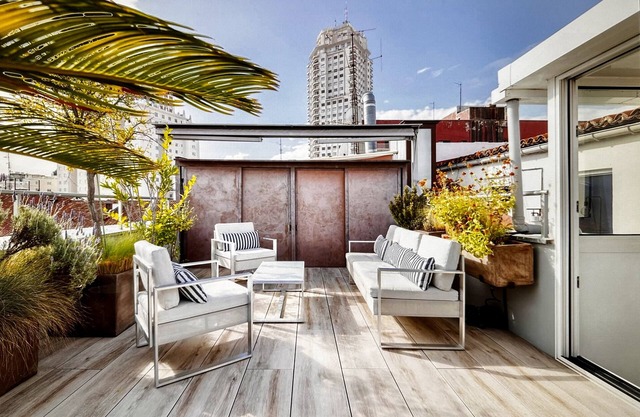 Luxury 1 bedroom penthouse with large private terrace, views of Madrid/WIFI