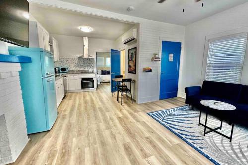 Luxury 1 BR Montrose - Cagliari at The Italian Plaza