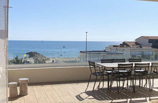 Luxury 130m2 house facing the sea with large terrace and parking space