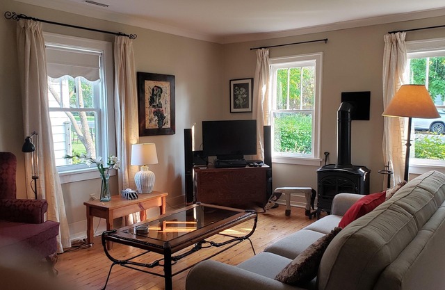 Luxury 1835 Cottage. Free Parking.Right in historic centre and near Shaw Theatre