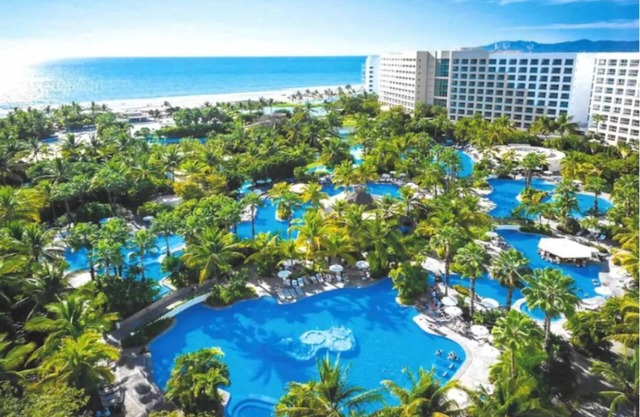 Luxury 1BR at 5⭐ Resort w/Jacuzzi, Pools, Spa, Golf, Kids Club & Beach Access