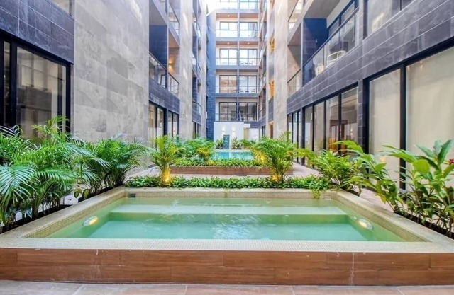 Luxury 1BR BalconyandParking, 1 Block from 5th Ave