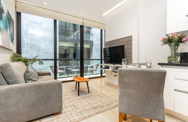 Luxury 1BR BalconyandParking, 1 Block from 5th Ave