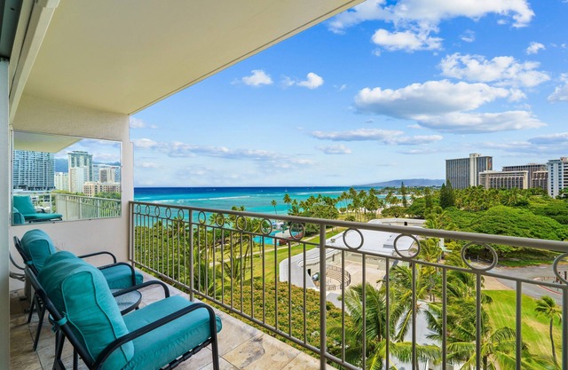 Luxury 2-Bed/2-Bath Corner Waikiki Shore Condo w/Ocean Views! FREE Parking!