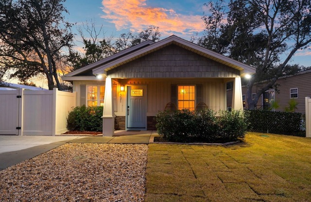 Luxury 2-bedroom beach house with pool only 5 min walking to the beach