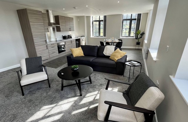 Luxury 2 bedroom apartment, great central location!