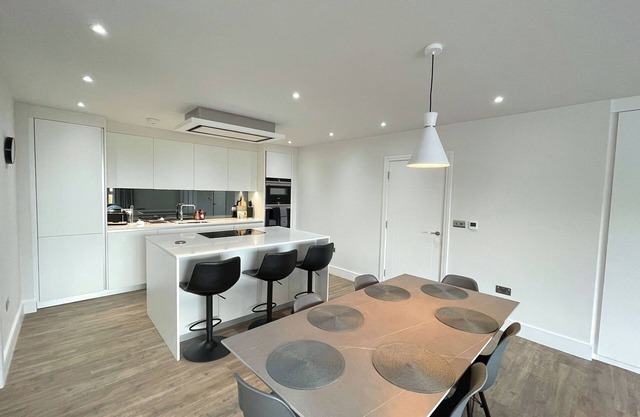Luxury 2 Bedroom Apt w/Parking