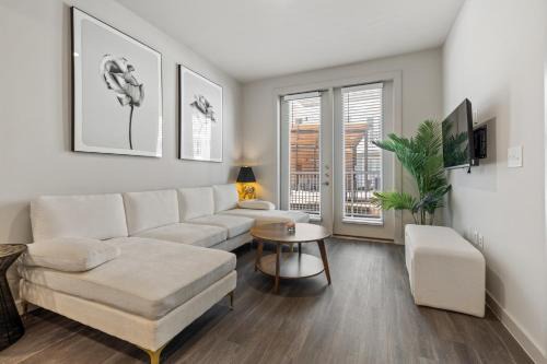 Luxury 2-BR with Poolside Patio
