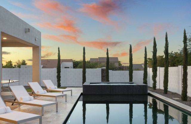 Luxury 20+ people Home! Pool+ Hot Tub + MORE!