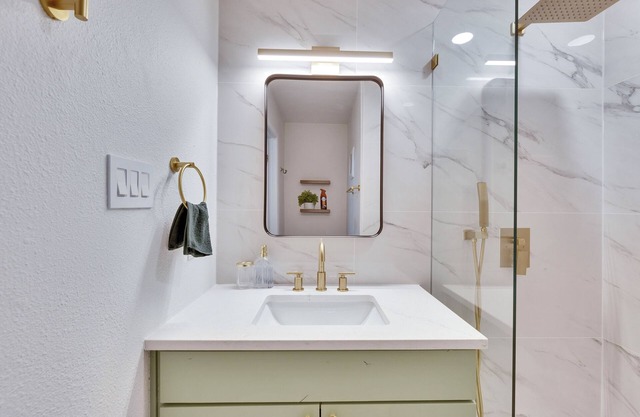 Luxury 2BD/2.5BA Near The Domain with POOL