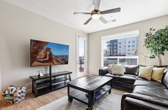 Luxury 2Bd 2Ba- Free HotTub, Pool, Prkg, Gym - NEW