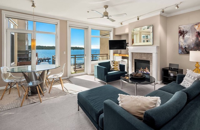 Luxury 2BR Condo in ONLY Waterfront Location Downtown-Steps to Pike Place Market